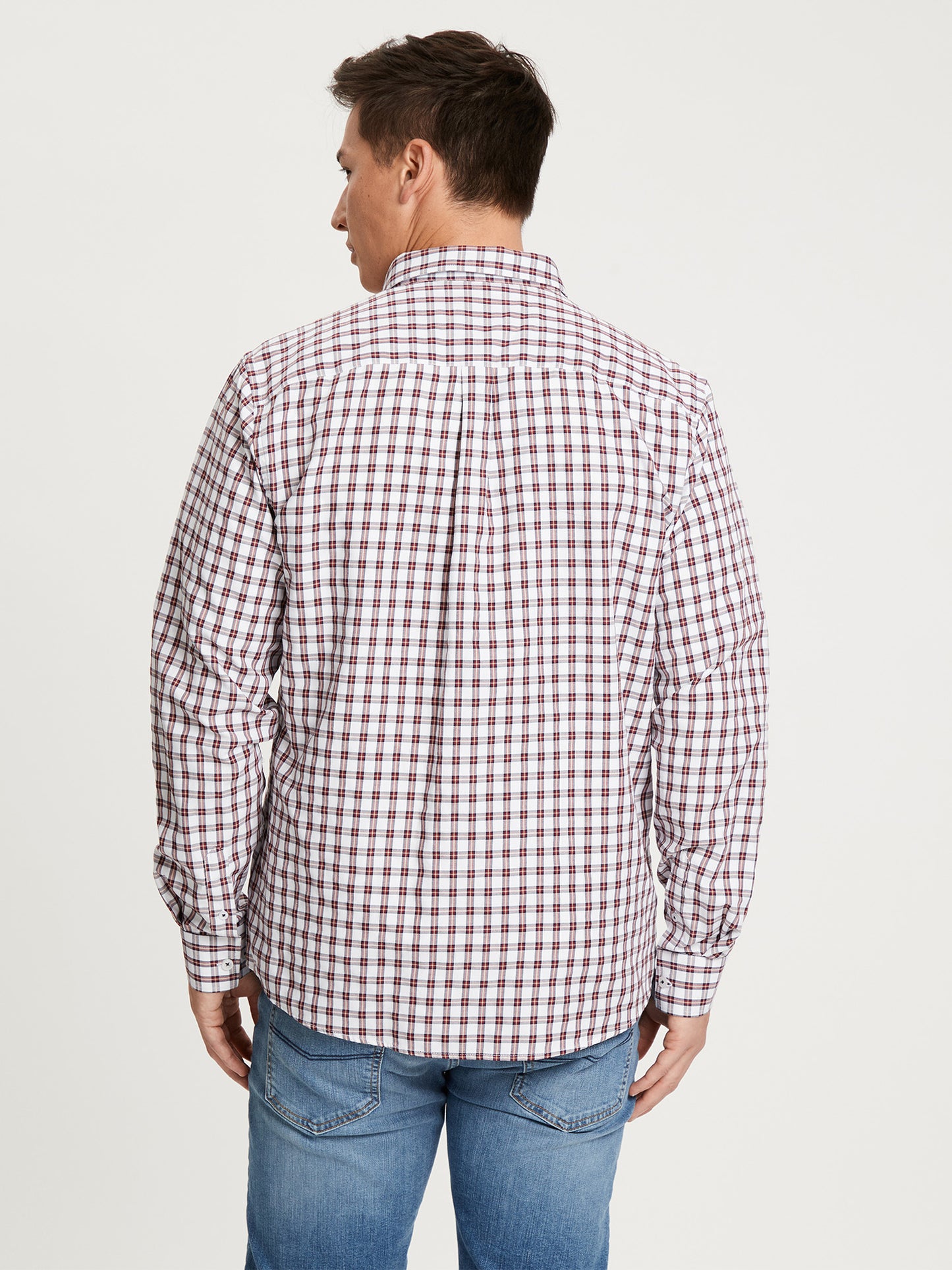 Men's regular long-sleeved shirt checked dark red.