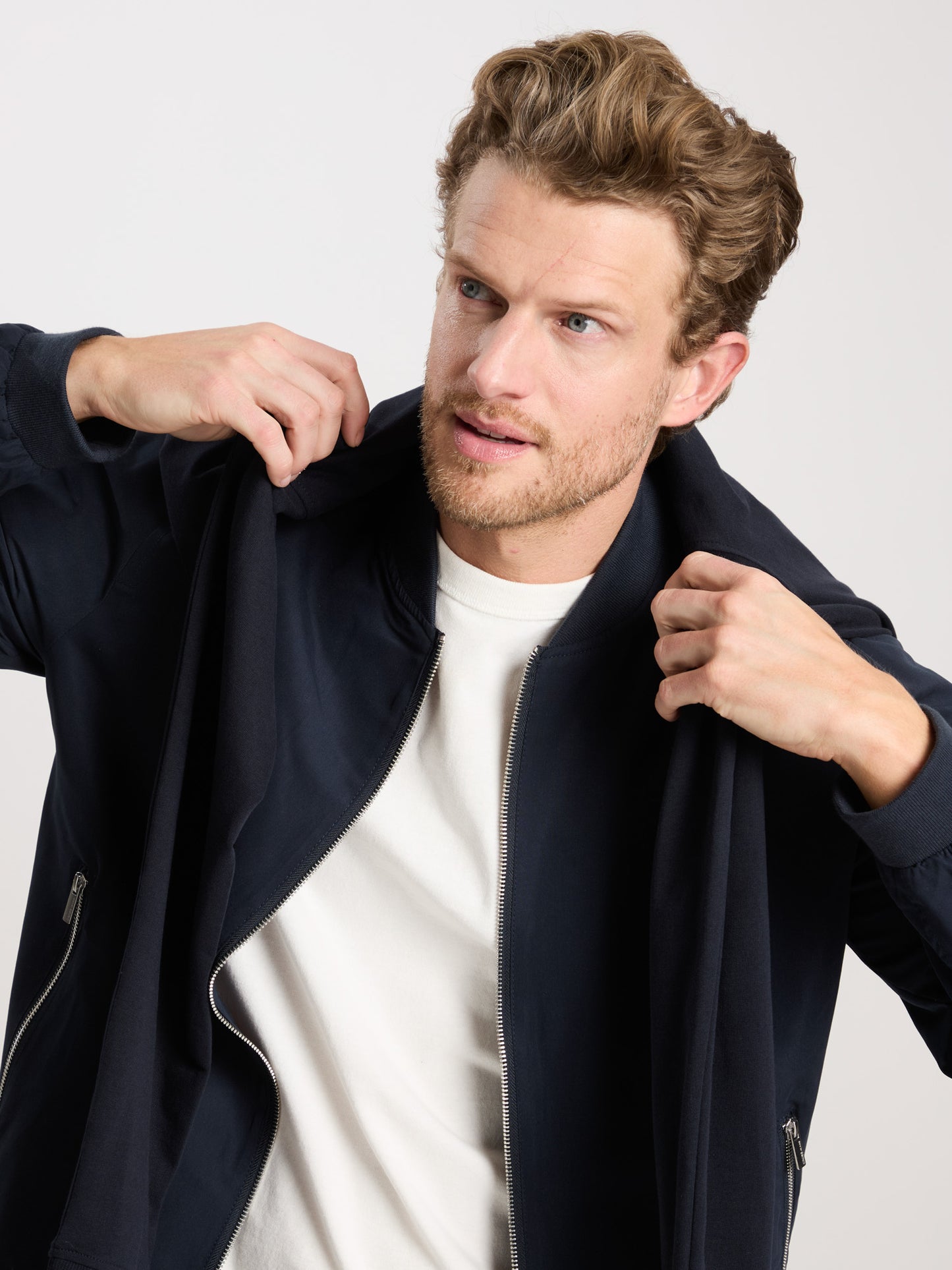 Herren Regular Bomber-Jacke mit Reißverschluss und Reißverschluss-Taschen marineblau.