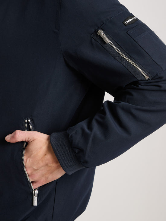 Herren Regular Bomber-Jacke mit Reißverschluss und Reißverschluss-Taschen marineblau.