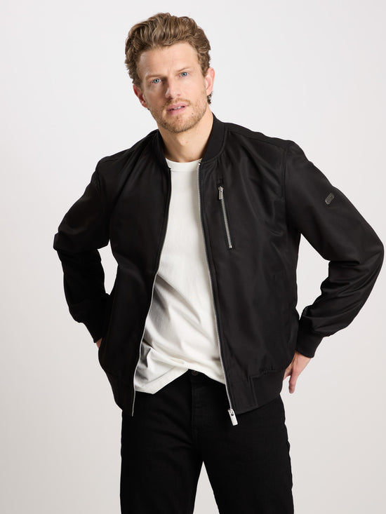 Herren Regular Bomber-Jacke mit Stehkragen, Reißverschluss und zwei Eingrifftaschen schwarz.