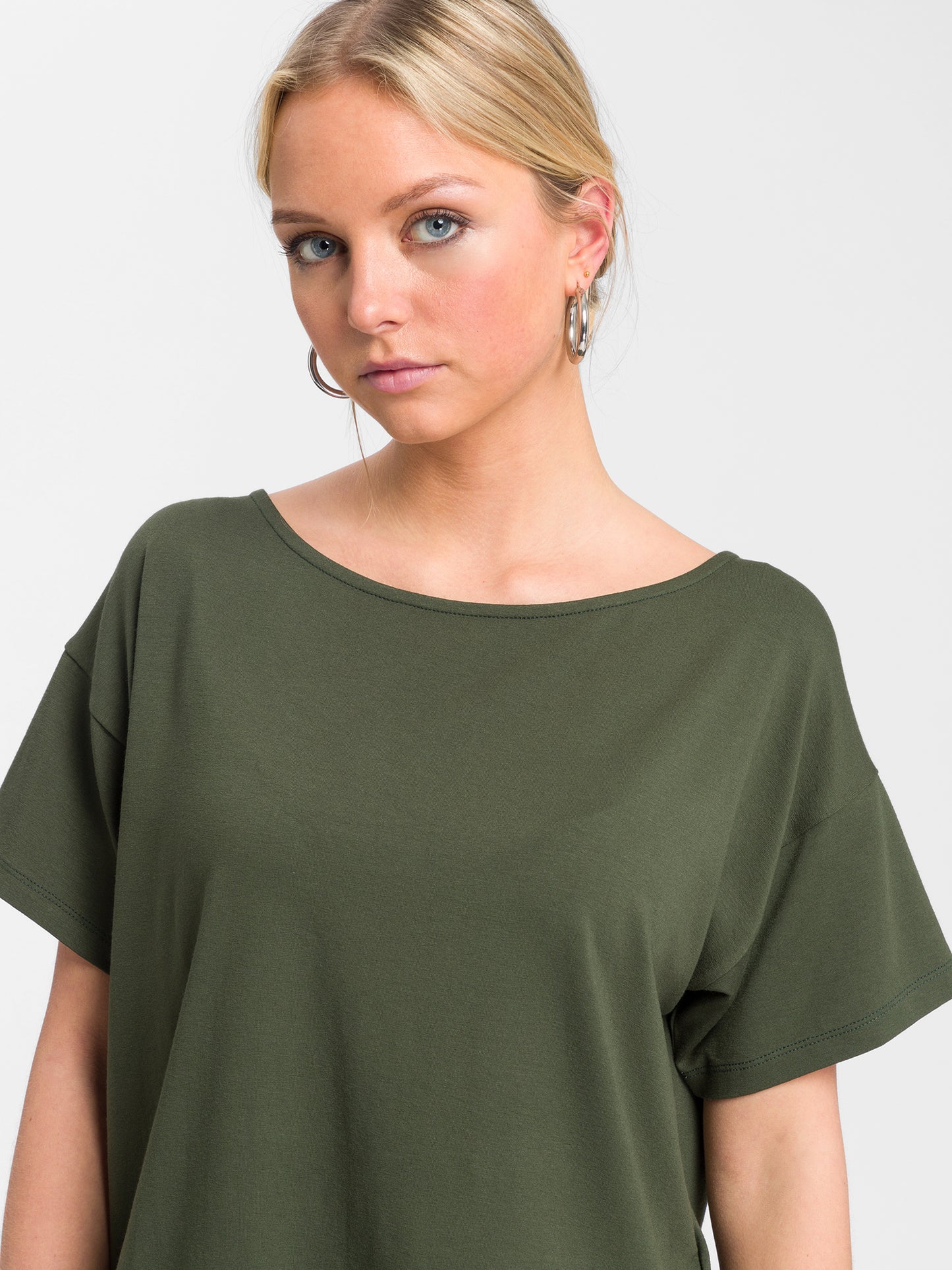 Women's loose fit t-shirt with round neck green