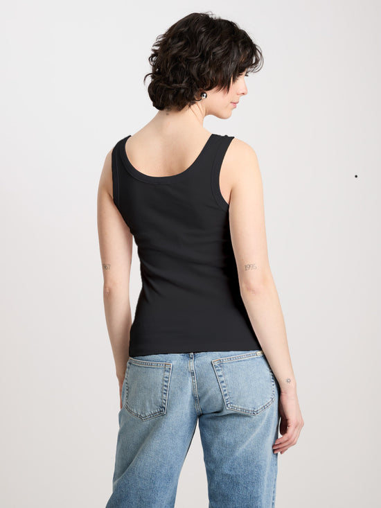 Women's slim tank top in black ribbed quality.