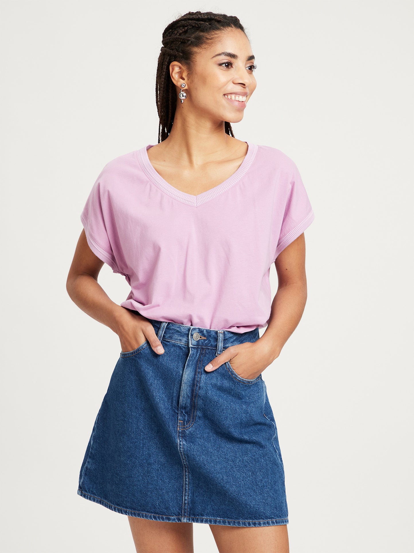 Damen Regular T-Shirt mit V-Ausschnitt lila.