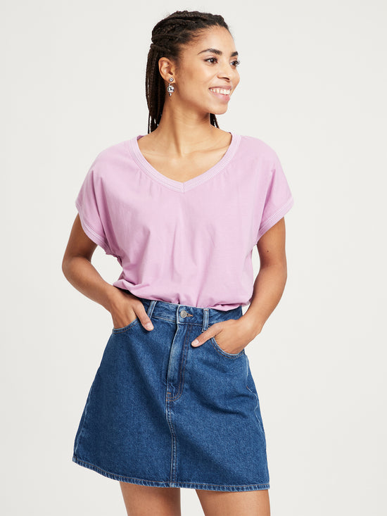 Damen Regular T-Shirt mit V-Ausschnitt lila.