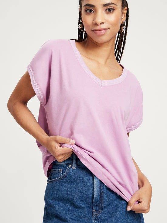 Damen Regular T-Shirt mit V-Ausschnitt lila.