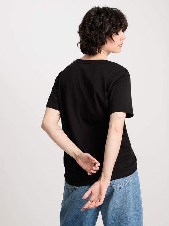 Damen Regular T-Shirt mit V-Ausschnitt und platziertem Print schwarz.