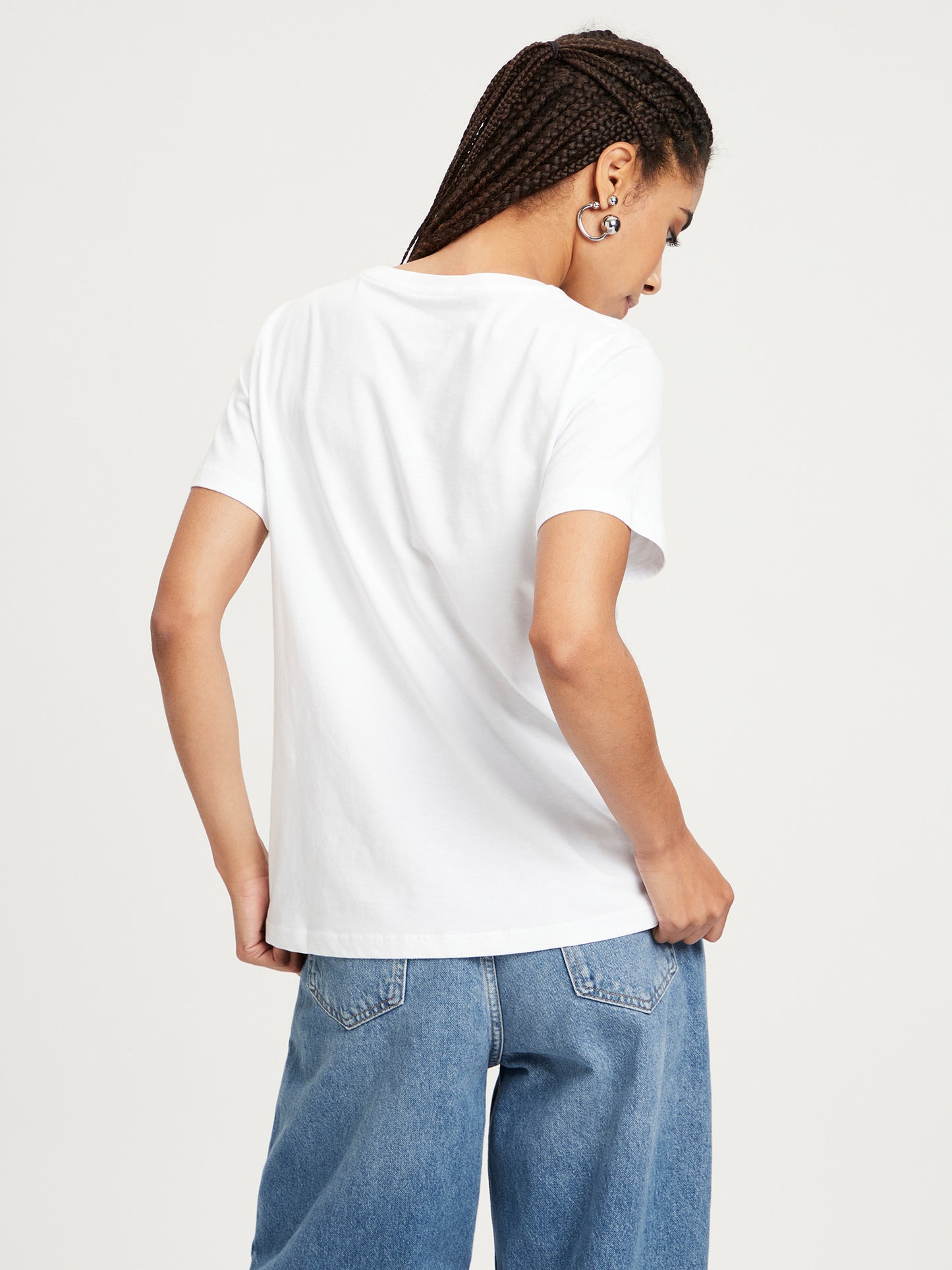 Damen Regular T-Shirt mit Glitzer-Print weiß.