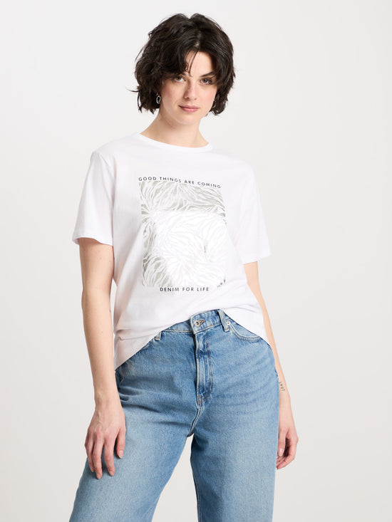 Damen Regular T-Shirt mit Print und Metallic-Effekten weiß.