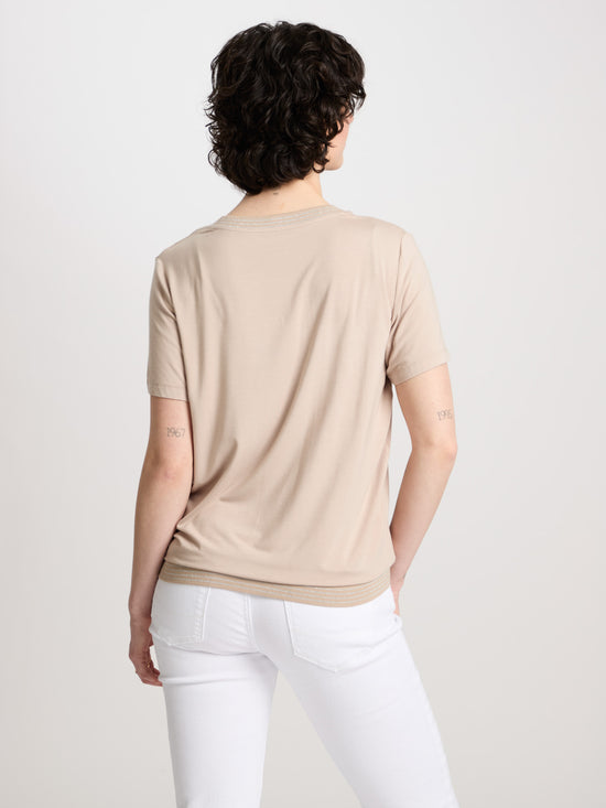 Damen Regular T-Shirt mit V-Ausschnitt steinfarben.