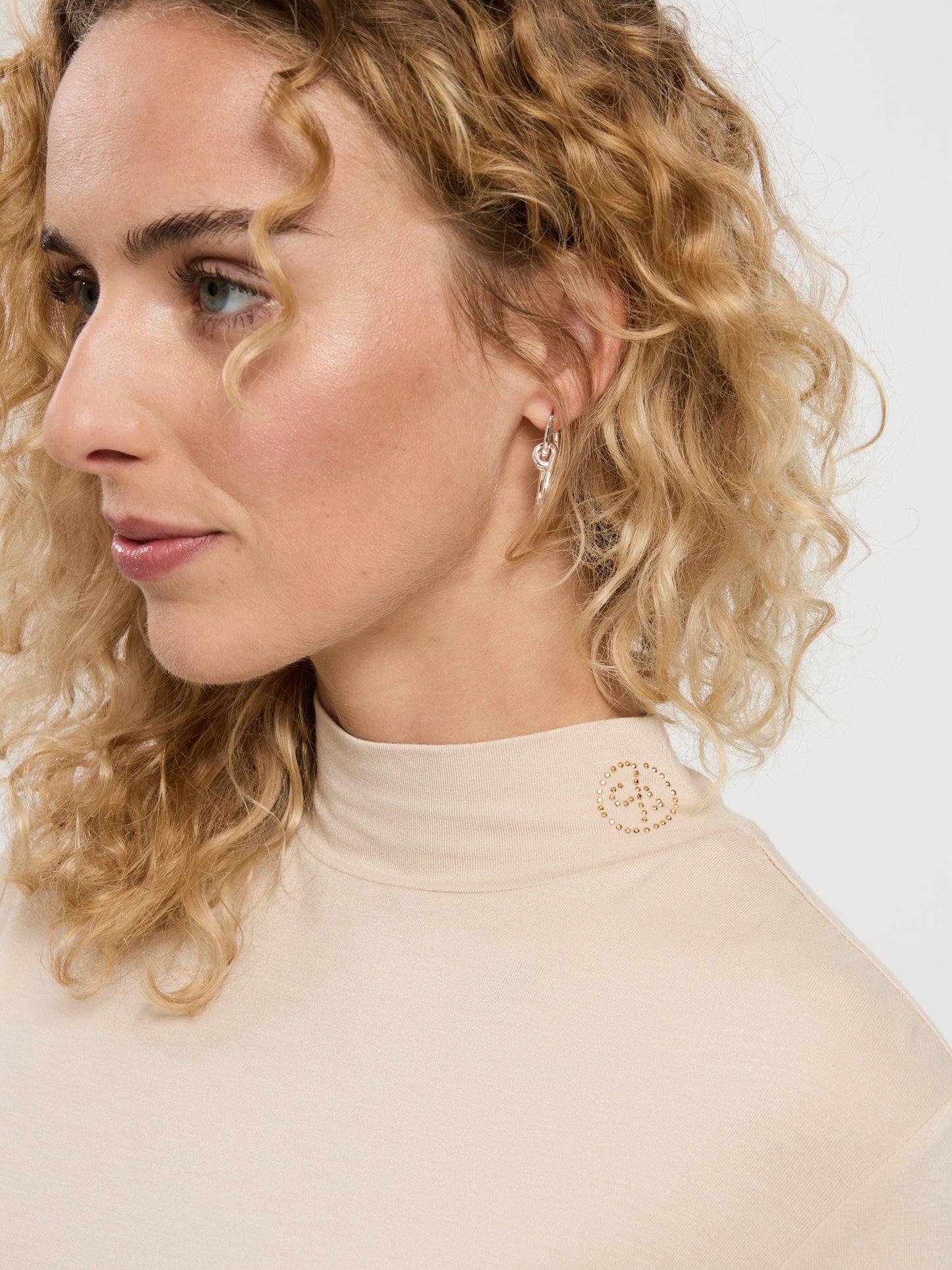 Women's slim long-sleeved shirt with stand-up collar and gemstone logo stone-colored