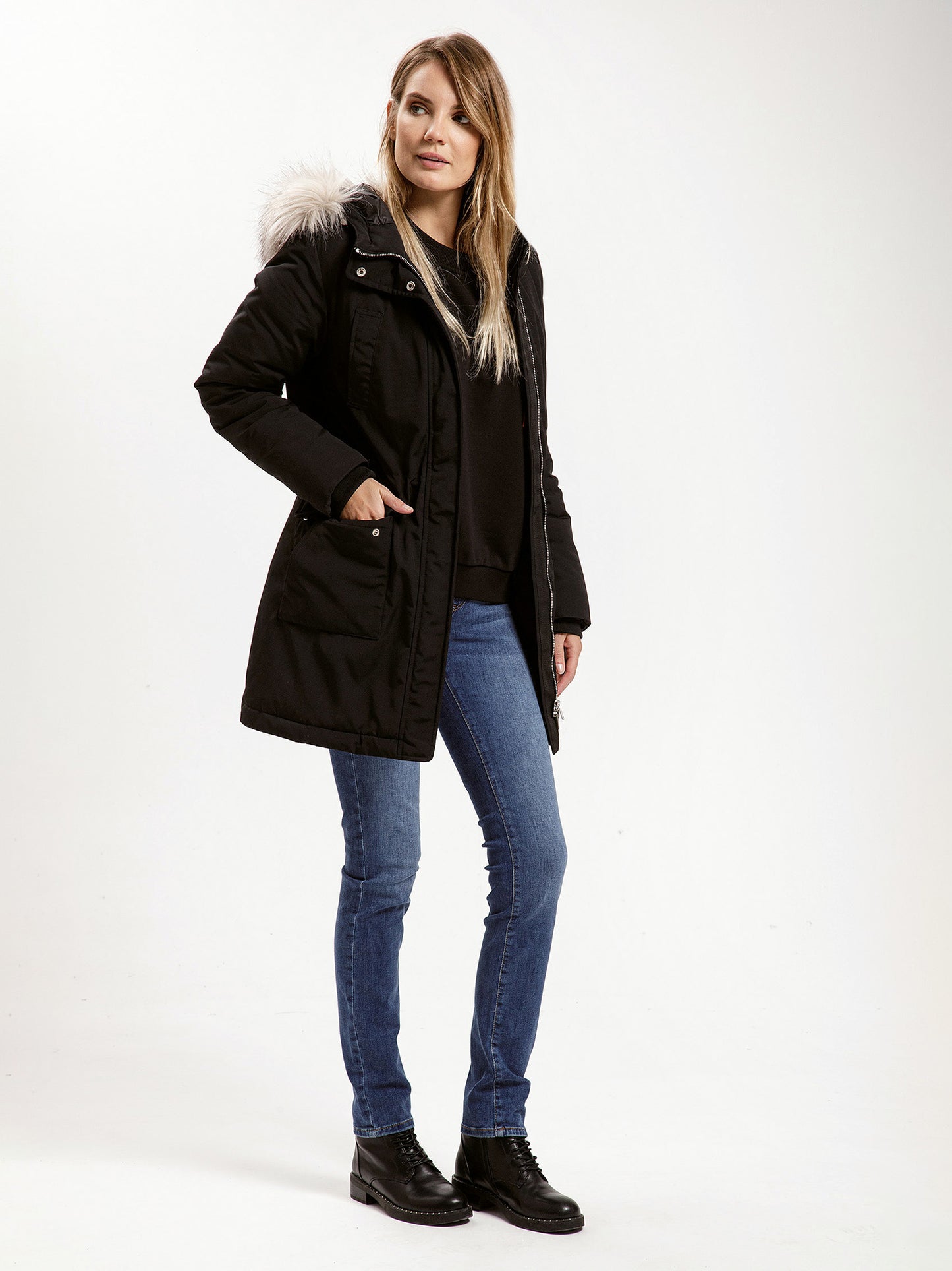 Women's regular winter jacket in black with faux fur trim