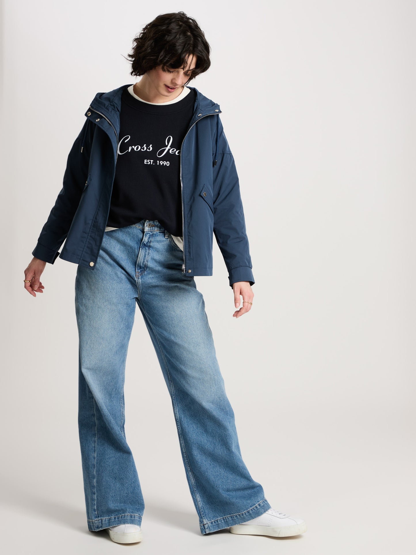 Damen Regular Jacke mit Kapuze, Reißverschluss und Druckknöpfen marineblau.