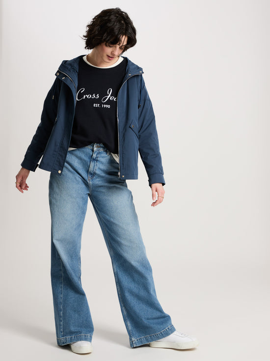 Damen Regular Jacke mit Kapuze, Reißverschluss und Druckknöpfen marineblau.