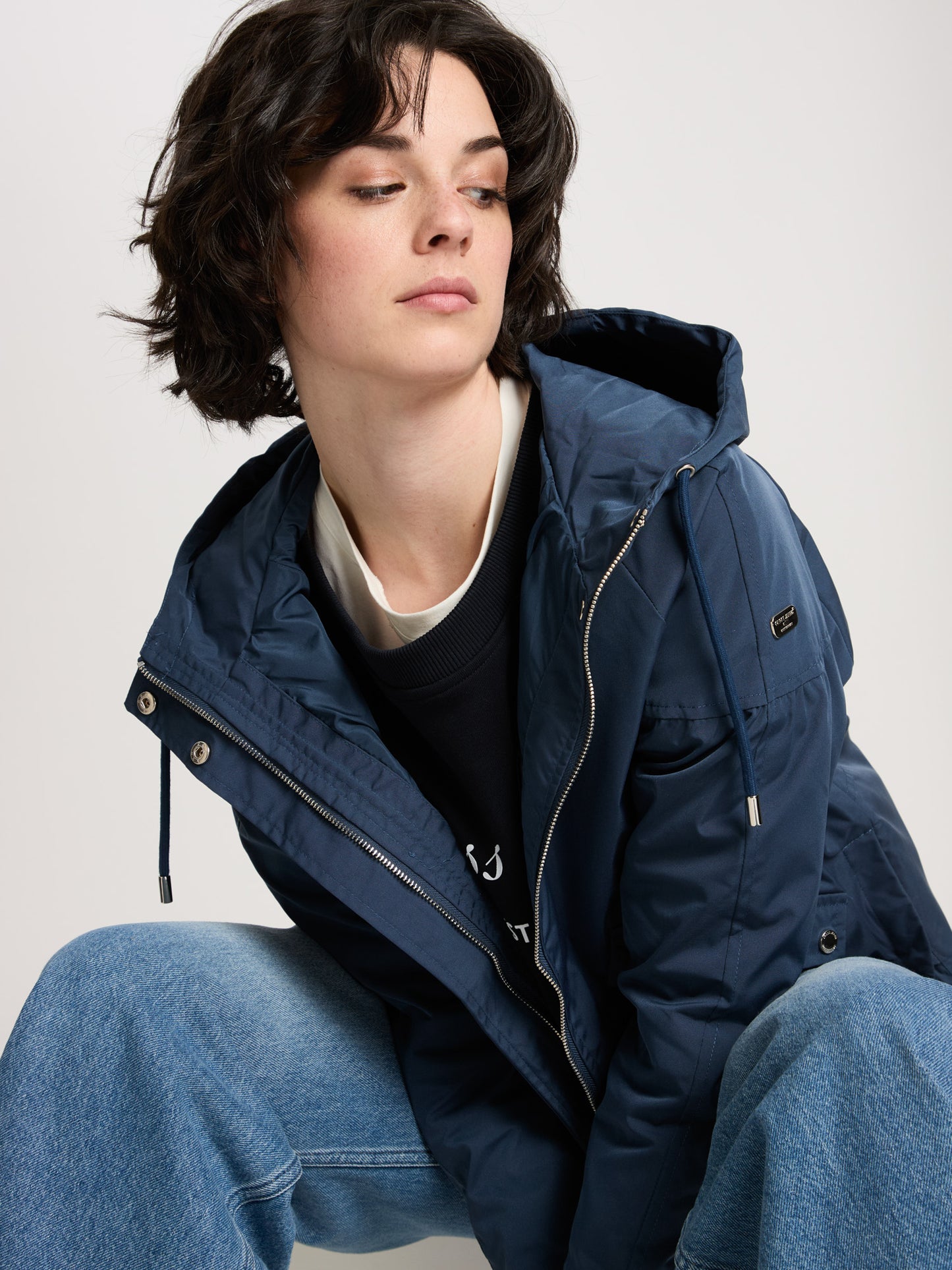 Damen Regular Jacke mit Kapuze, Reißverschluss und Druckknöpfen marineblau.