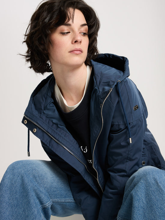 Damen Regular Jacke mit Kapuze, Reißverschluss und Druckknöpfen marineblau.