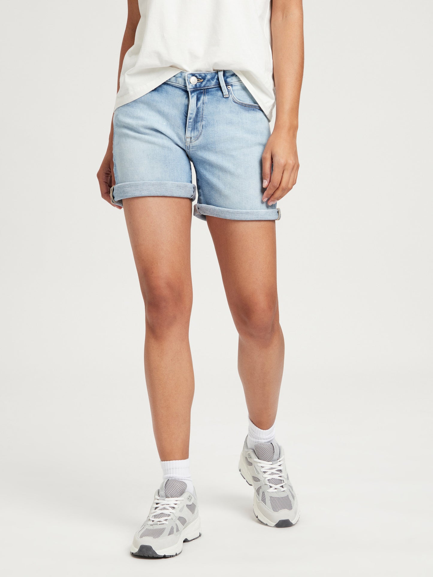 Zena Damen Jeans-Shorts Slim Fit hellblau.