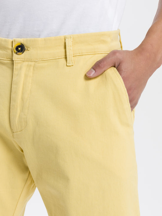 Leom Herren Jeans Regular Shorts gelb