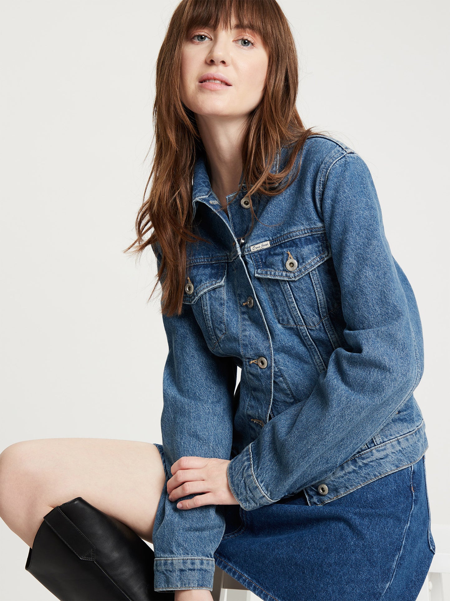 Damen Regular Jeansjacke mit Knopfleiste mittelblau.