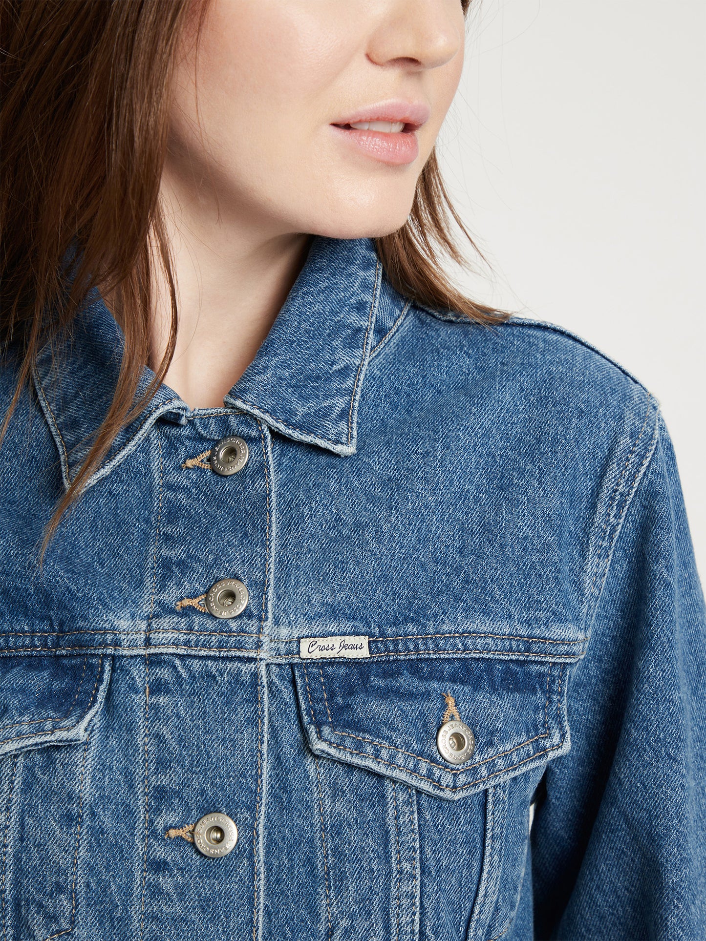 Damen Regular Jeansjacke mit Knopfleiste mittelblau.