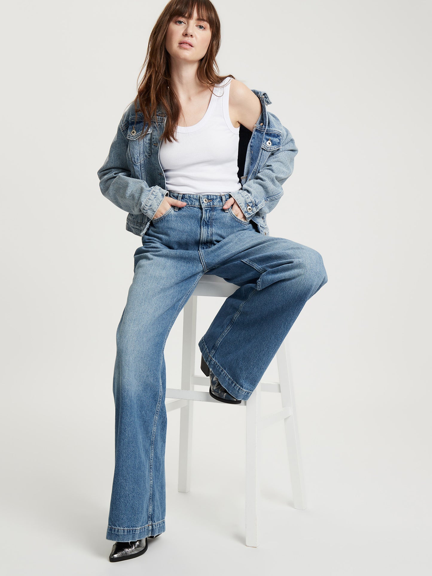 Damen Regular Jeansjacke mit Knopfleiste hellblau.