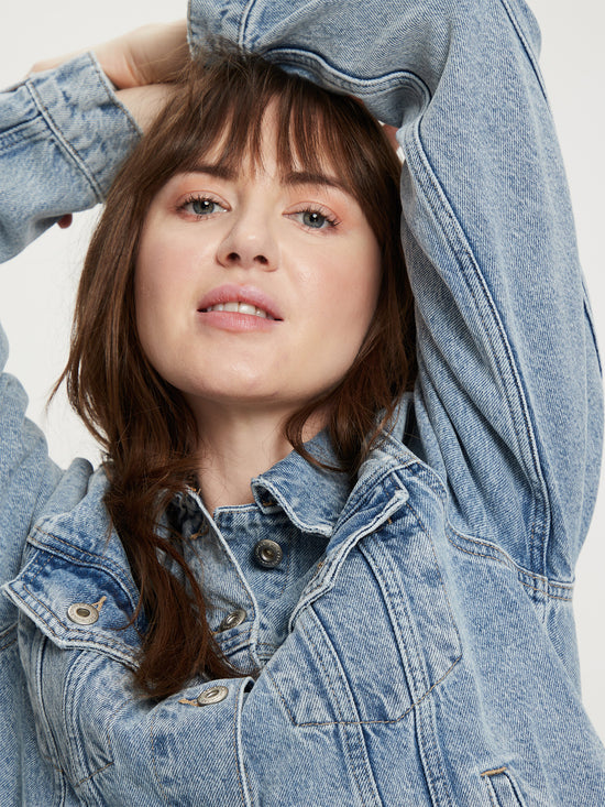 Damen Regular Jeansjacke mit Knopfleiste hellblau.