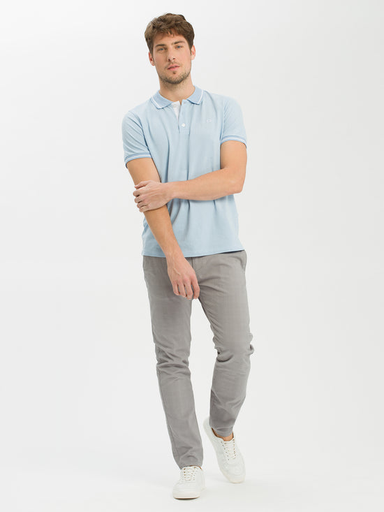 Herren Chino Slim Tapered Fit mit tonigem Karomuster grau.