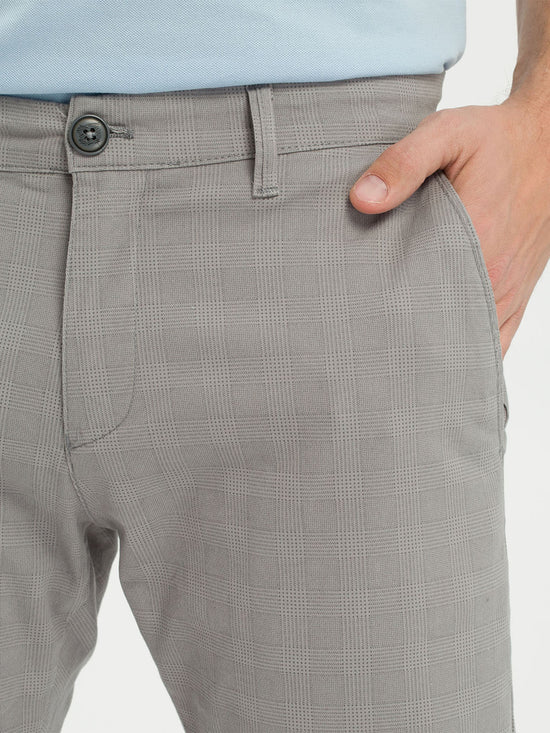 Herren Chino Slim Tapered Fit mit tonigem Karomuster grau.