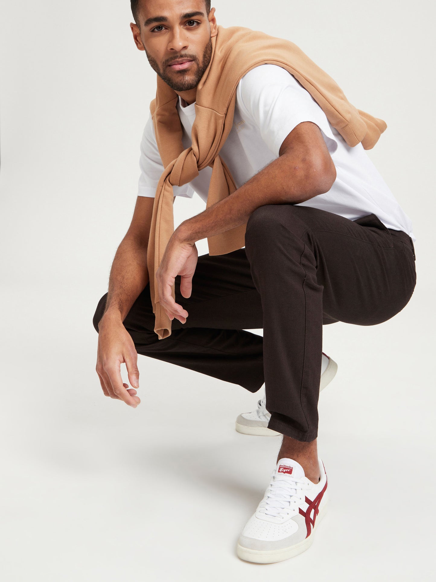 Men's chinos slim tapered fit brown.