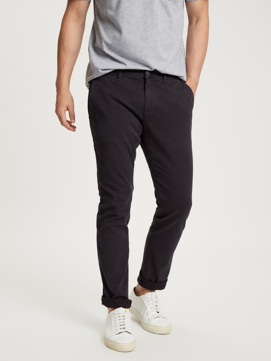 Men's slim tapered fit chinos in black