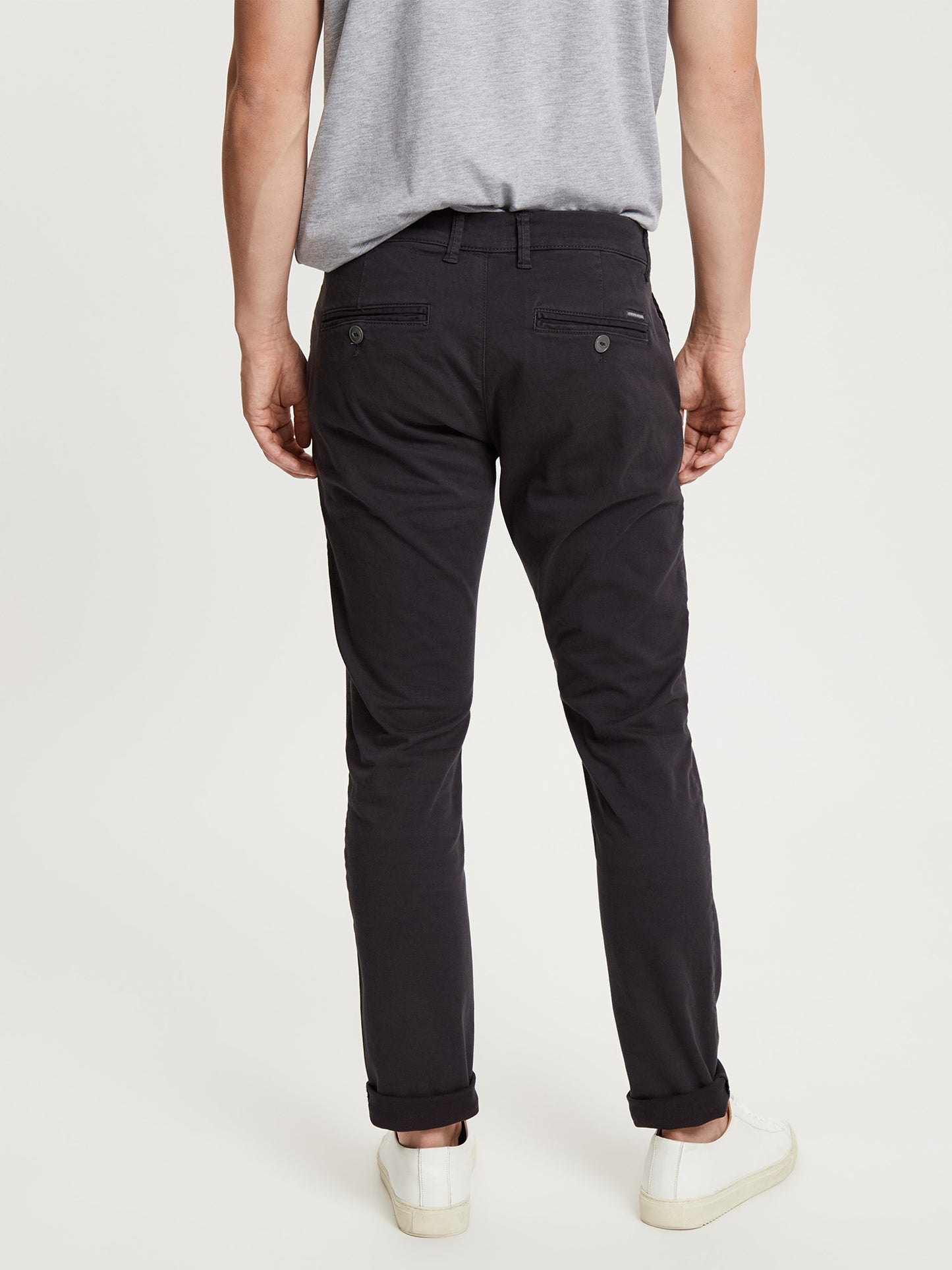 Men's slim tapered fit chinos in black