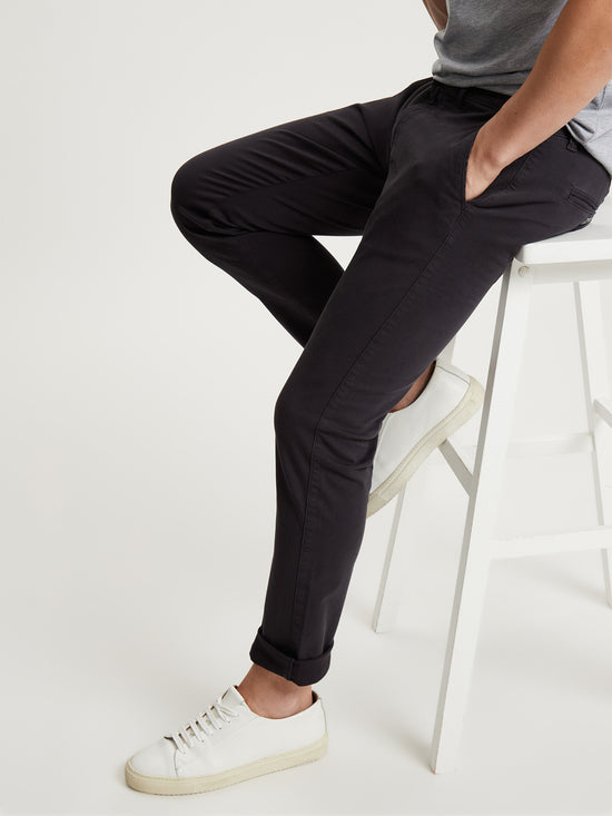 Men's slim tapered fit chinos in black