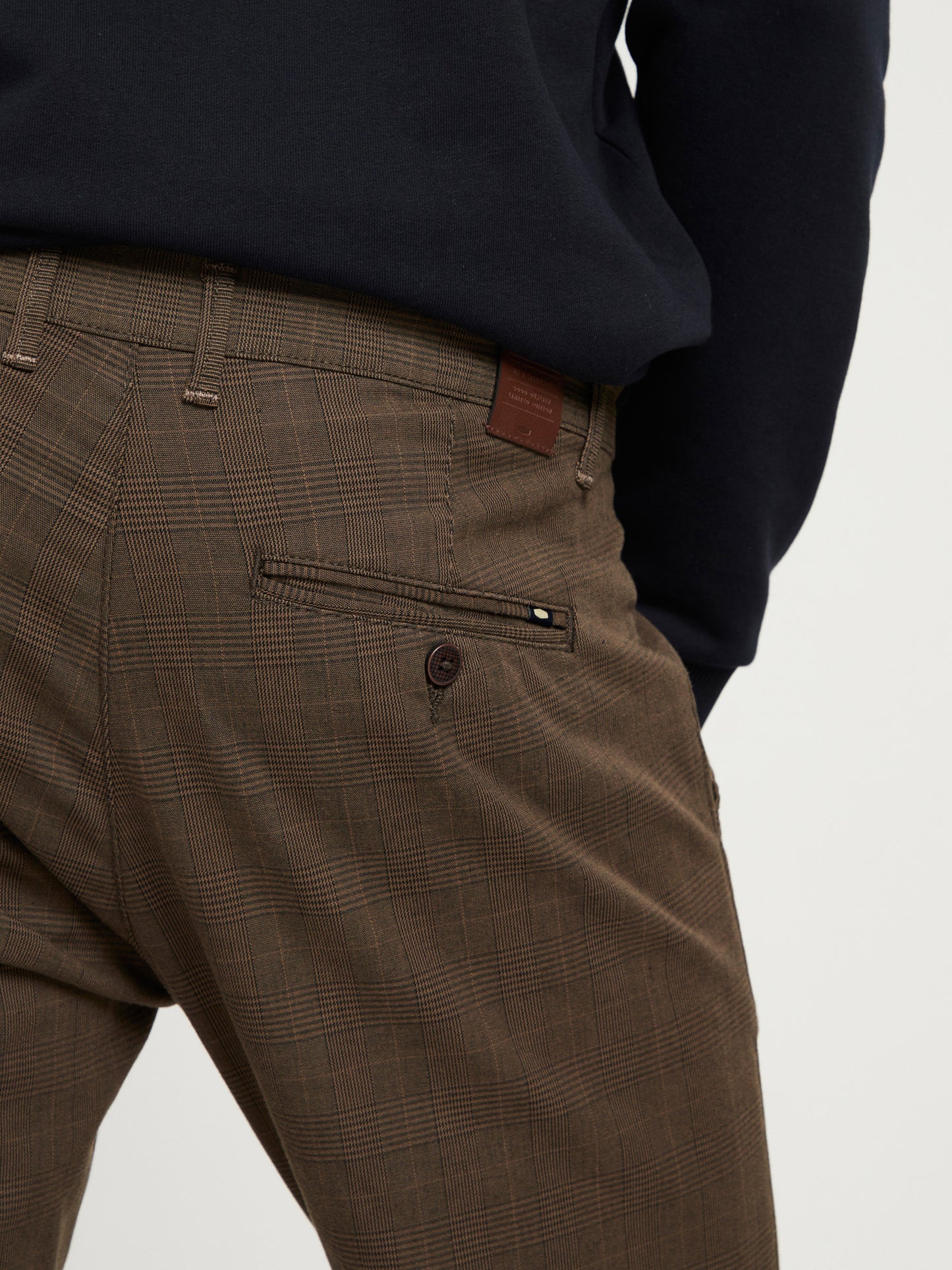 Men's chinos slim tapered fit brown-gray.