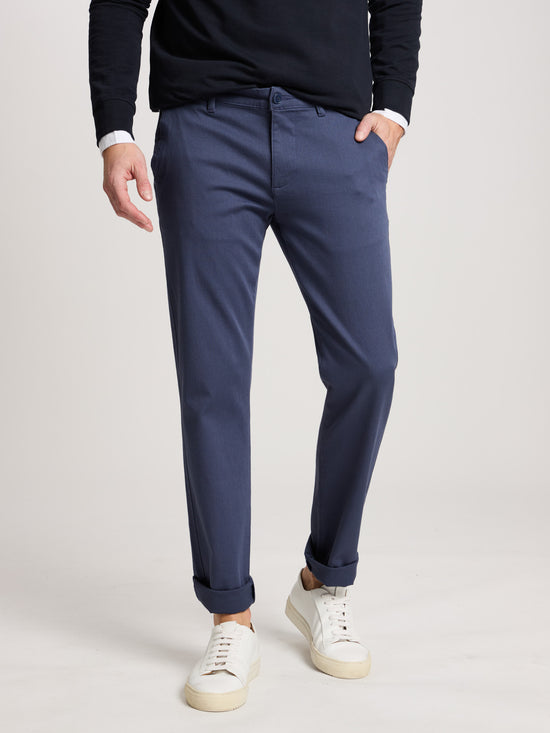 Herren Chino Regular Tapered Fit in indigo