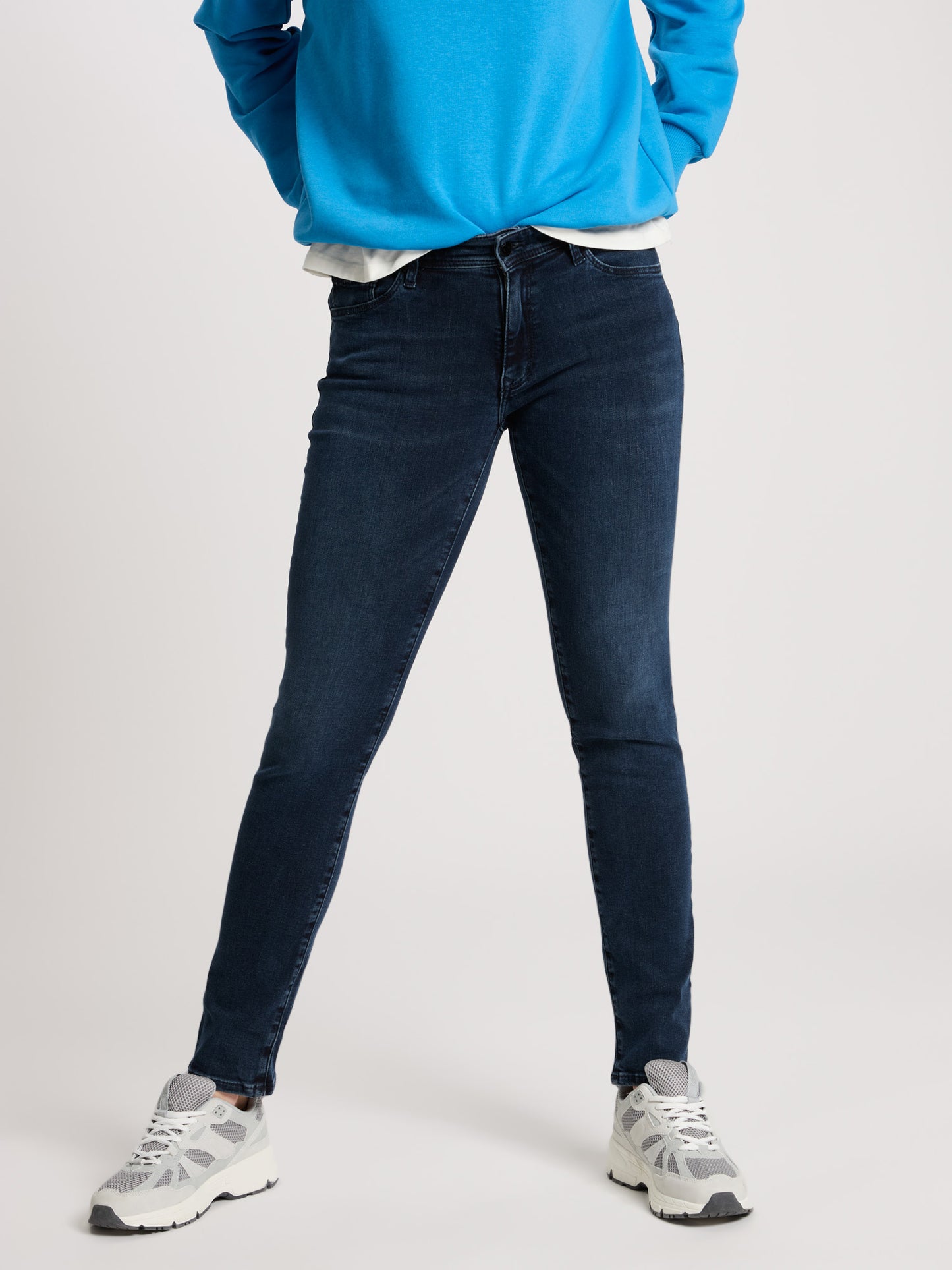 Anya women's jeans slim fit mid waist blue-black.