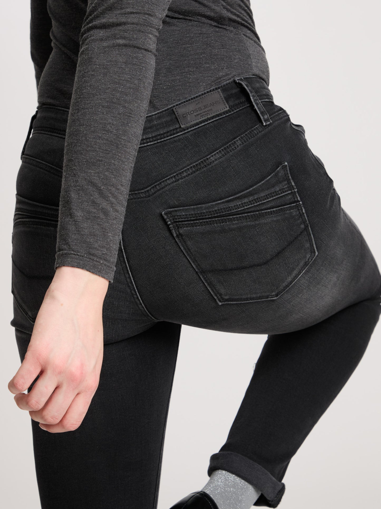 Anya Damen Jeans Slim Fit Mid Waist anthrazit.