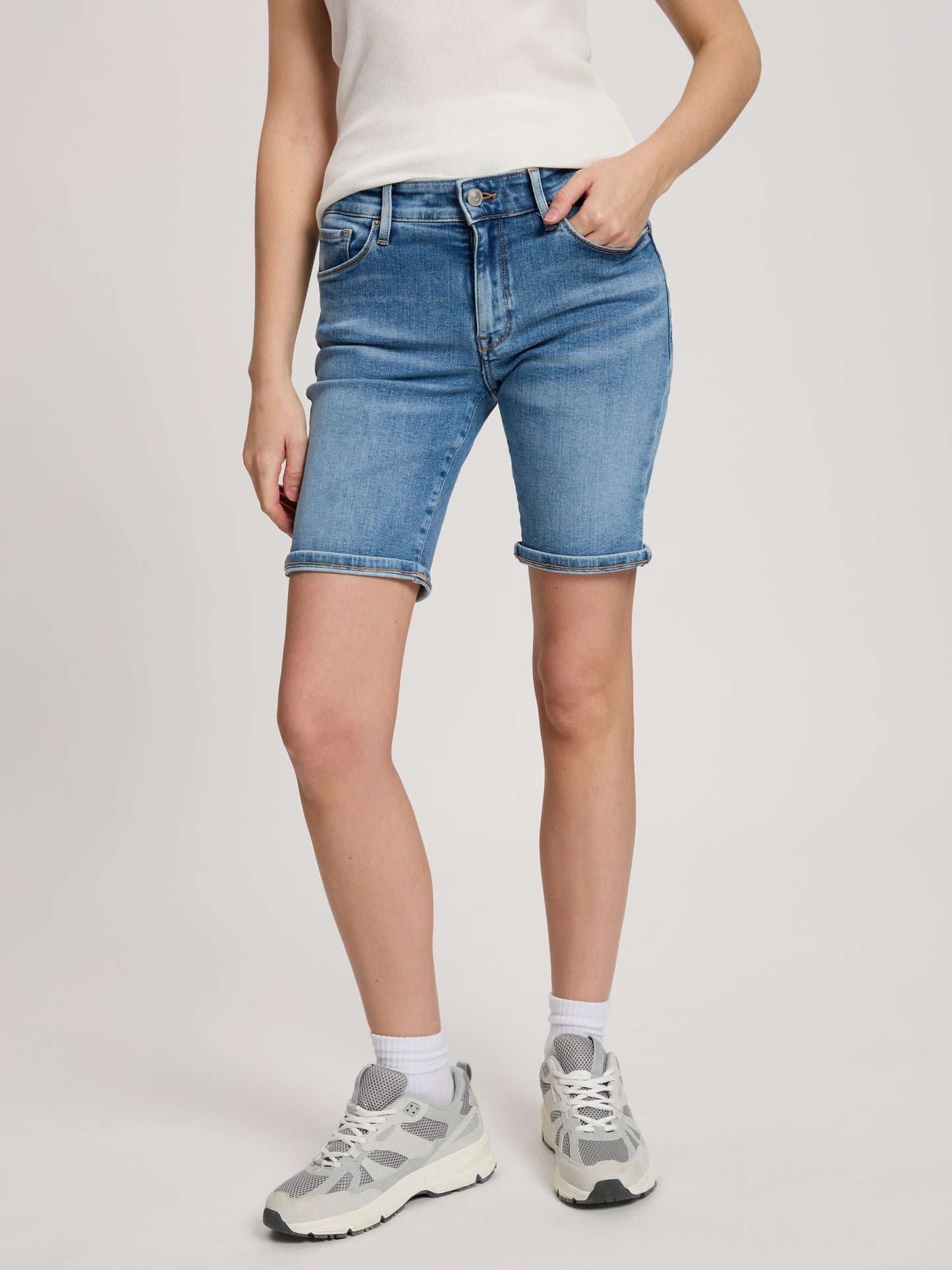 Anya Short Damen Jeans Slim Fit Mid Waist helles mittelblau
