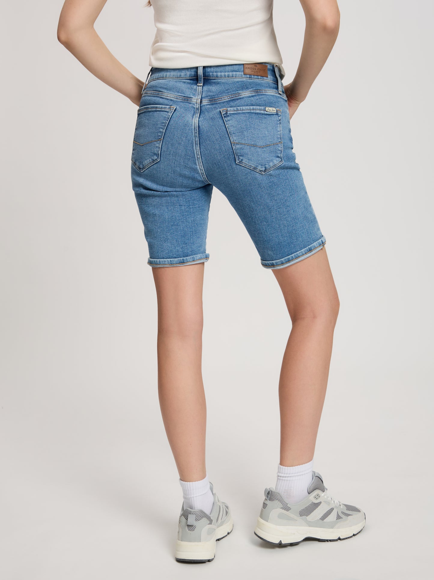 Anya Short Damen Jeans Slim Fit Mid Waist helles mittelblau