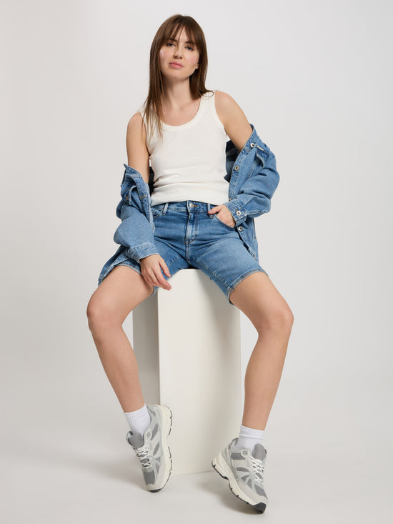 Anya Damen Jeans-Shorts Slim Fit High Waist helles mittelblau